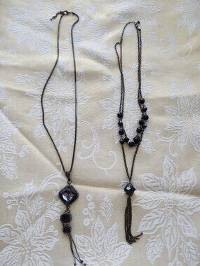 Lot of 2 long black necklaces bag 10